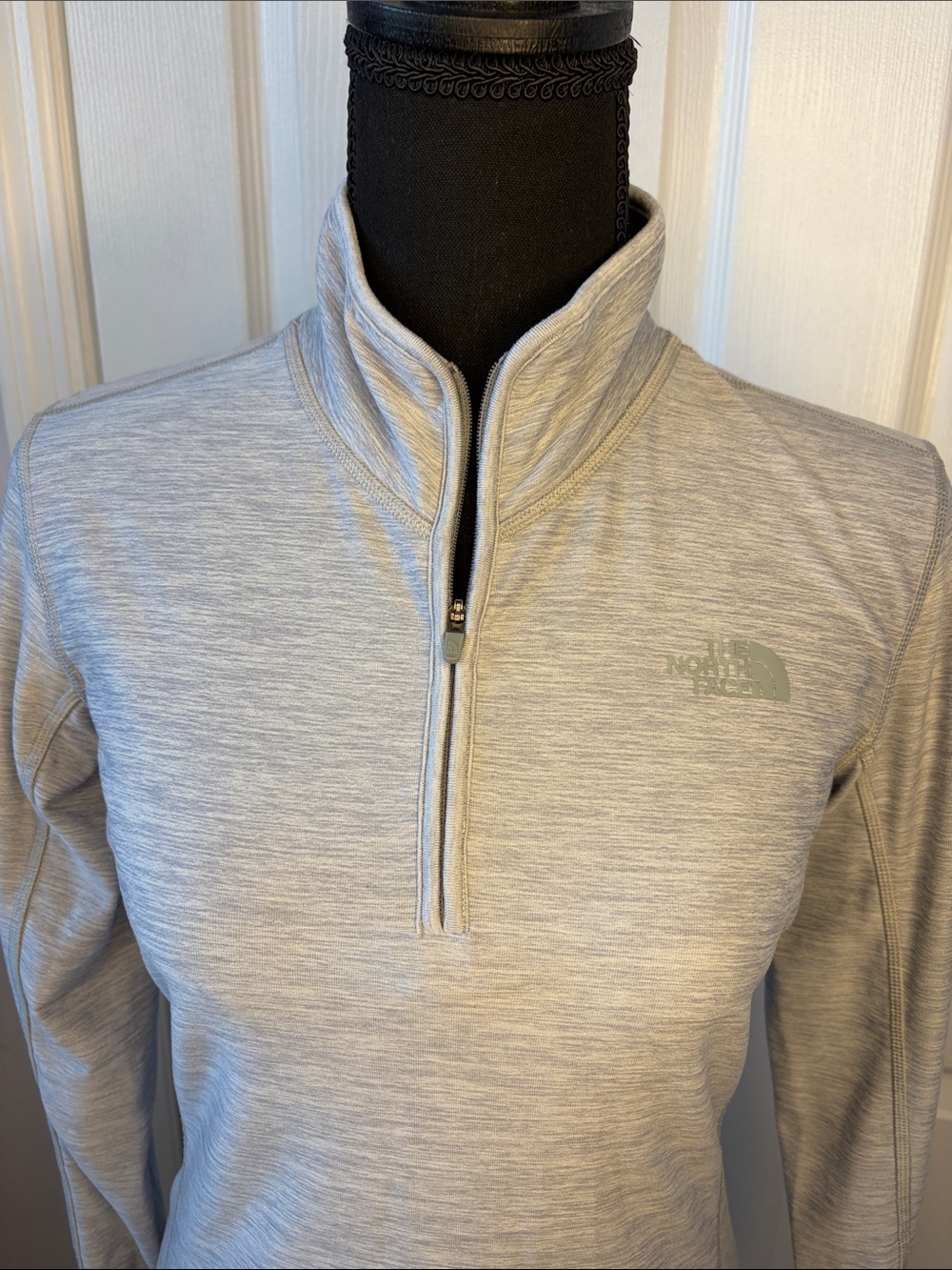 The North Face Women’s Heather Light Gray Quarter-Zip Pullover size SP